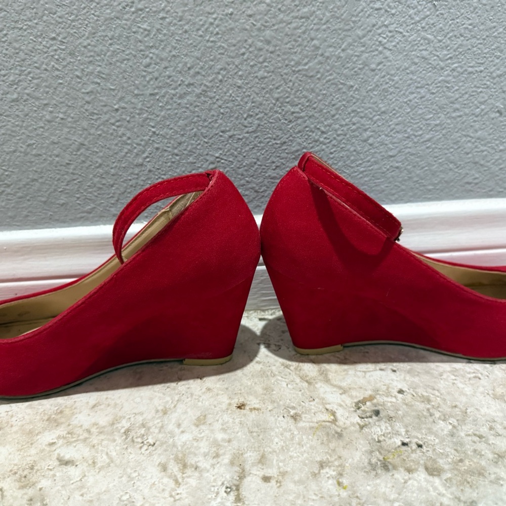 Elegant Red Wedge Heels - Picture 5 of 6